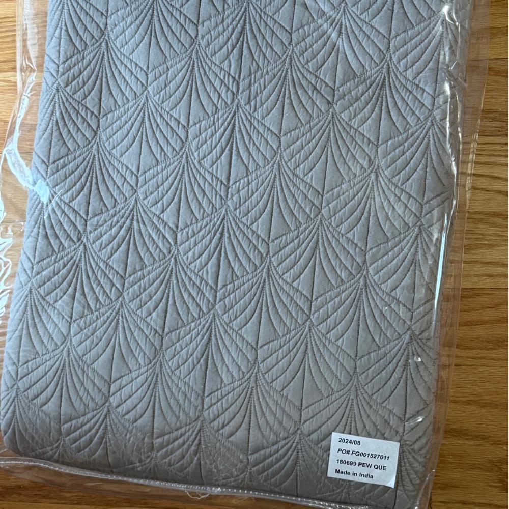 Frontgate Silk Quilt & 2 Standard Shams - NWT - Picture 13 of 16